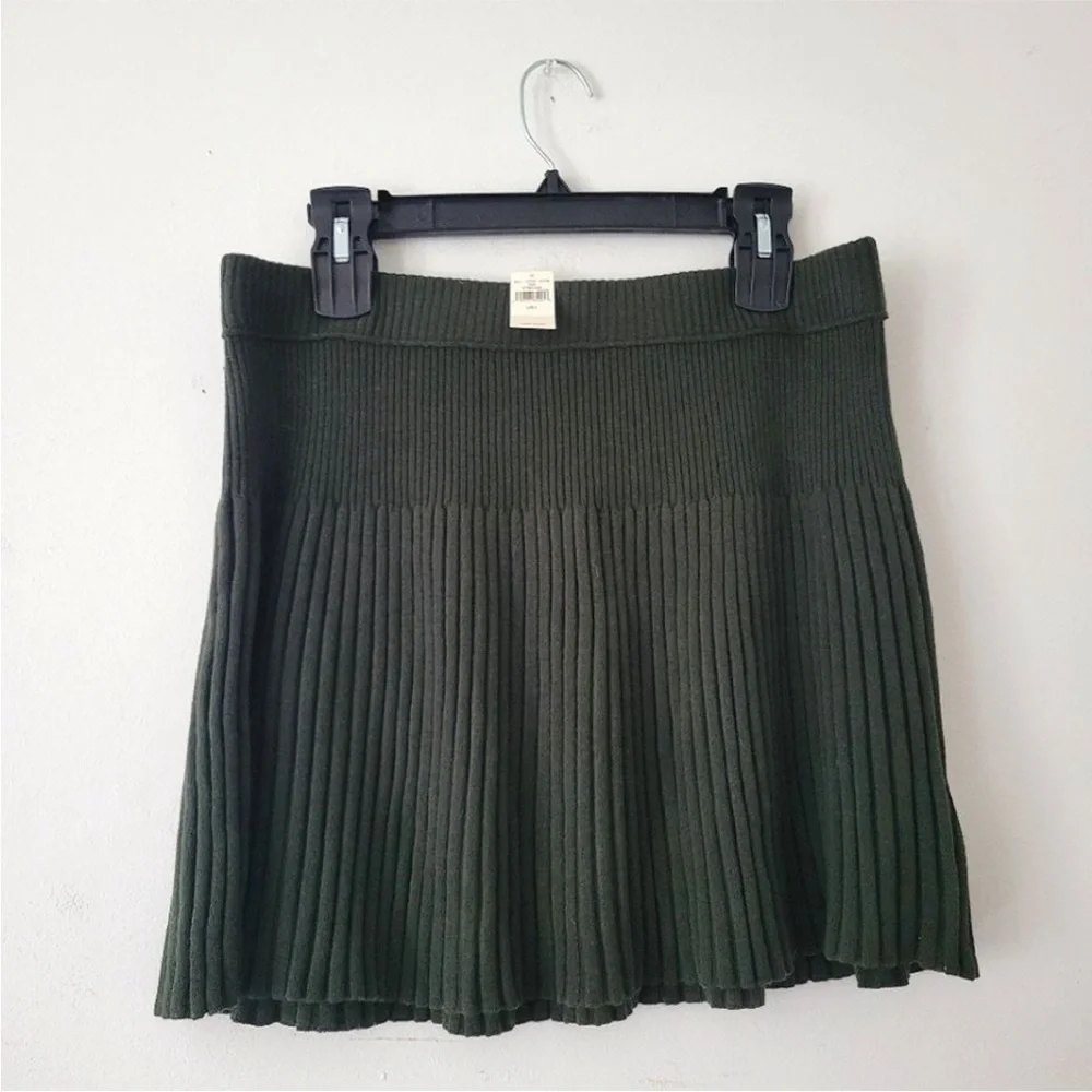 🆕 AERIE Take Charge Stretchy Ribbed Knit Olive Green Pleated Mini Skirt, Size M - Picture 2 of 14